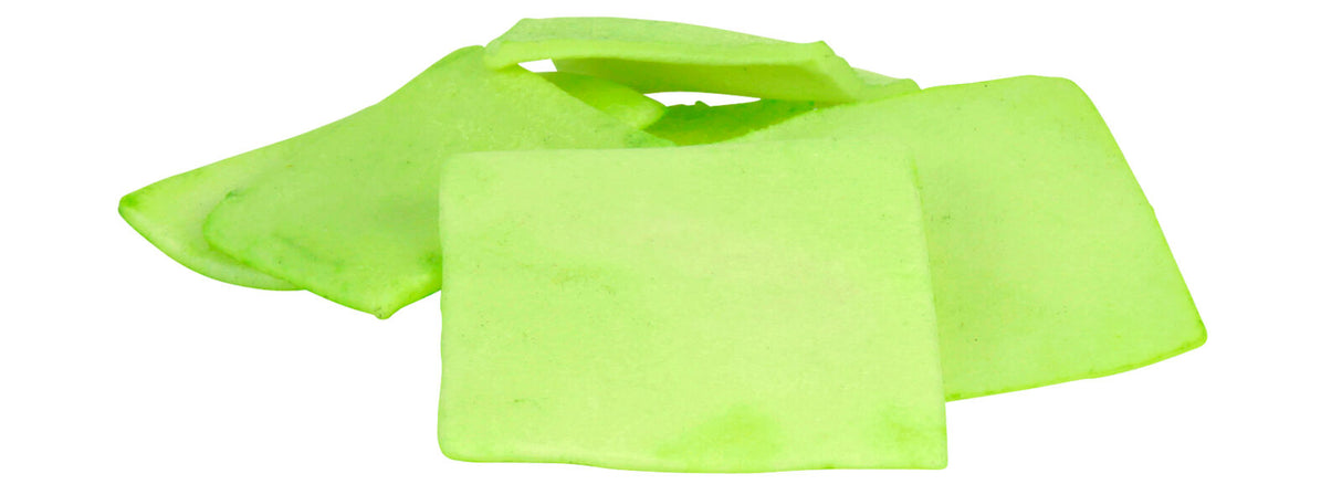 Grüne, rechteckige Stücke liegen übereinander, mit einer leicht strukturierten Oberfläche.