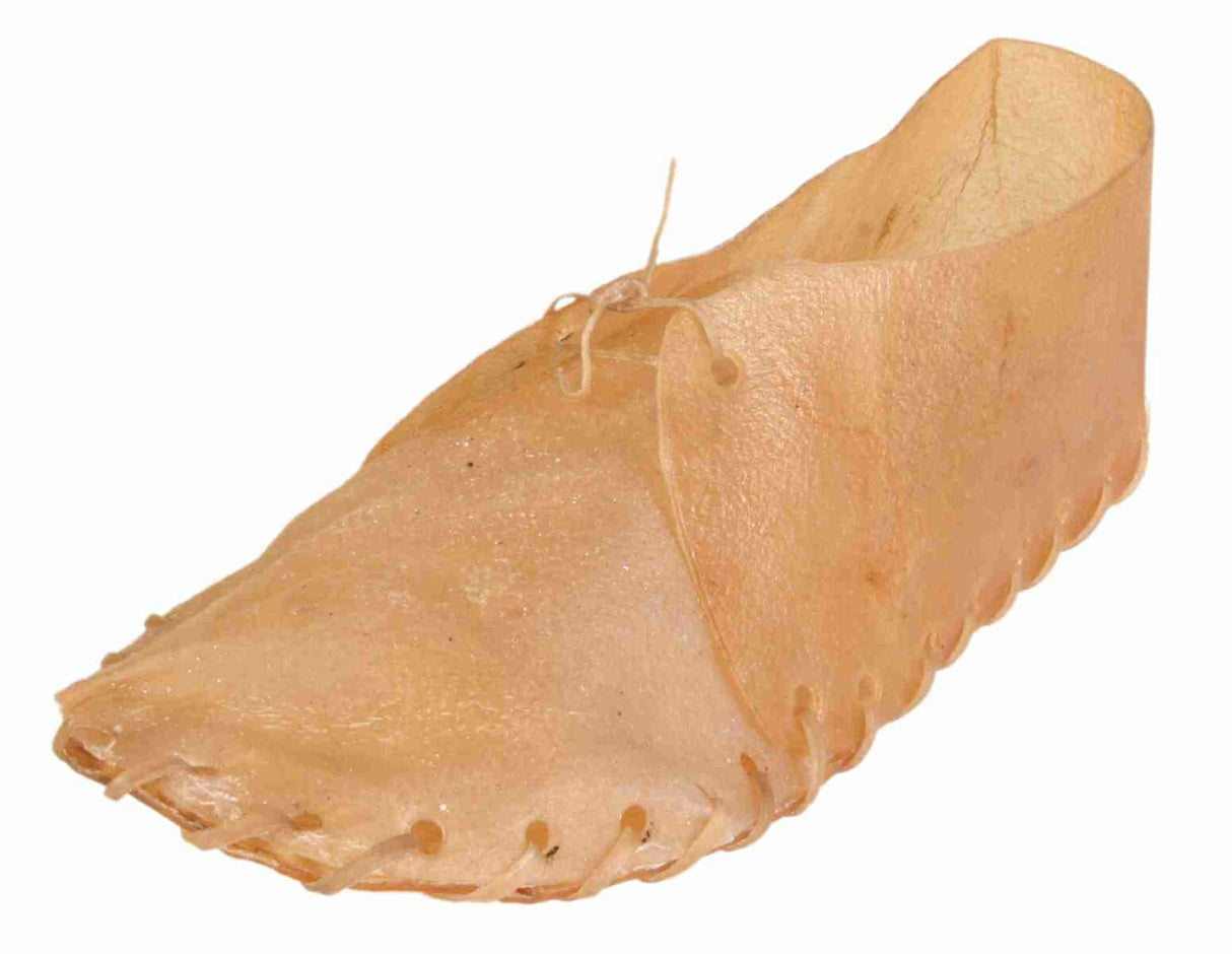 Hellbrauner, einfacher Lederschuh mit groben Nähten und offener Fersenpartie auf weißem Hintergrund.