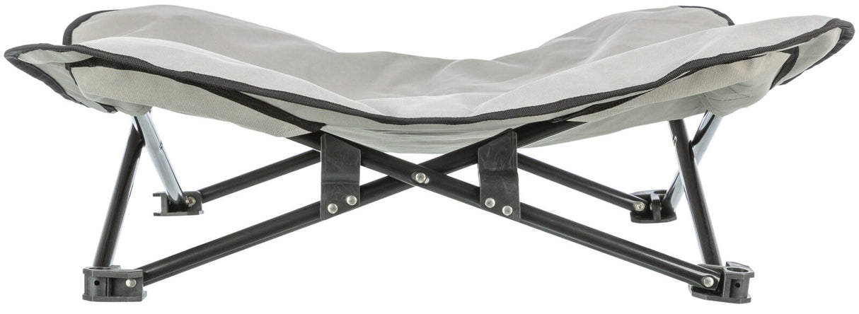 Grauer, klappbarer Stuhl mit schwarzem Gestell und Stoffbezug, flach gelegt auf weißem Hintergrund.