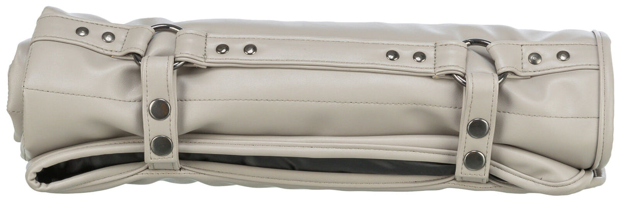 Gerollte, beigefarbene Tasche mit mehrfachen Knopfleisten und Nähten, aus weichem Material, in Nahaufnahme.