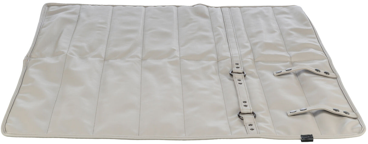 Graue, gepolsterte Unterlage mit mehreren Nähten, Metallringen und Schnallen, flach auf einer Oberfläche liegend.