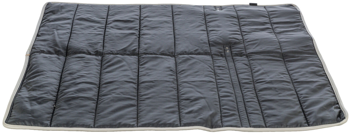 Dunkelgraue, gesteppte Decke mit hellen Rändern und sichtbaren Nähten, flach auf dem Boden liegend.