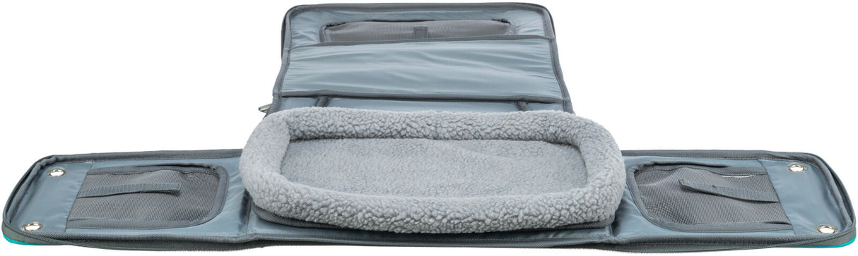 Graues, rechteckiges Faltbett mit weichem Rand und mehreren Fächern sowie Taschen auf einer Seite.