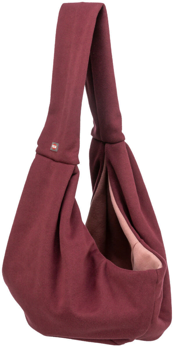 Slingtasche aus bordeauxfarbenem Stoff mit breitem Träger und hellem Innenfutter.