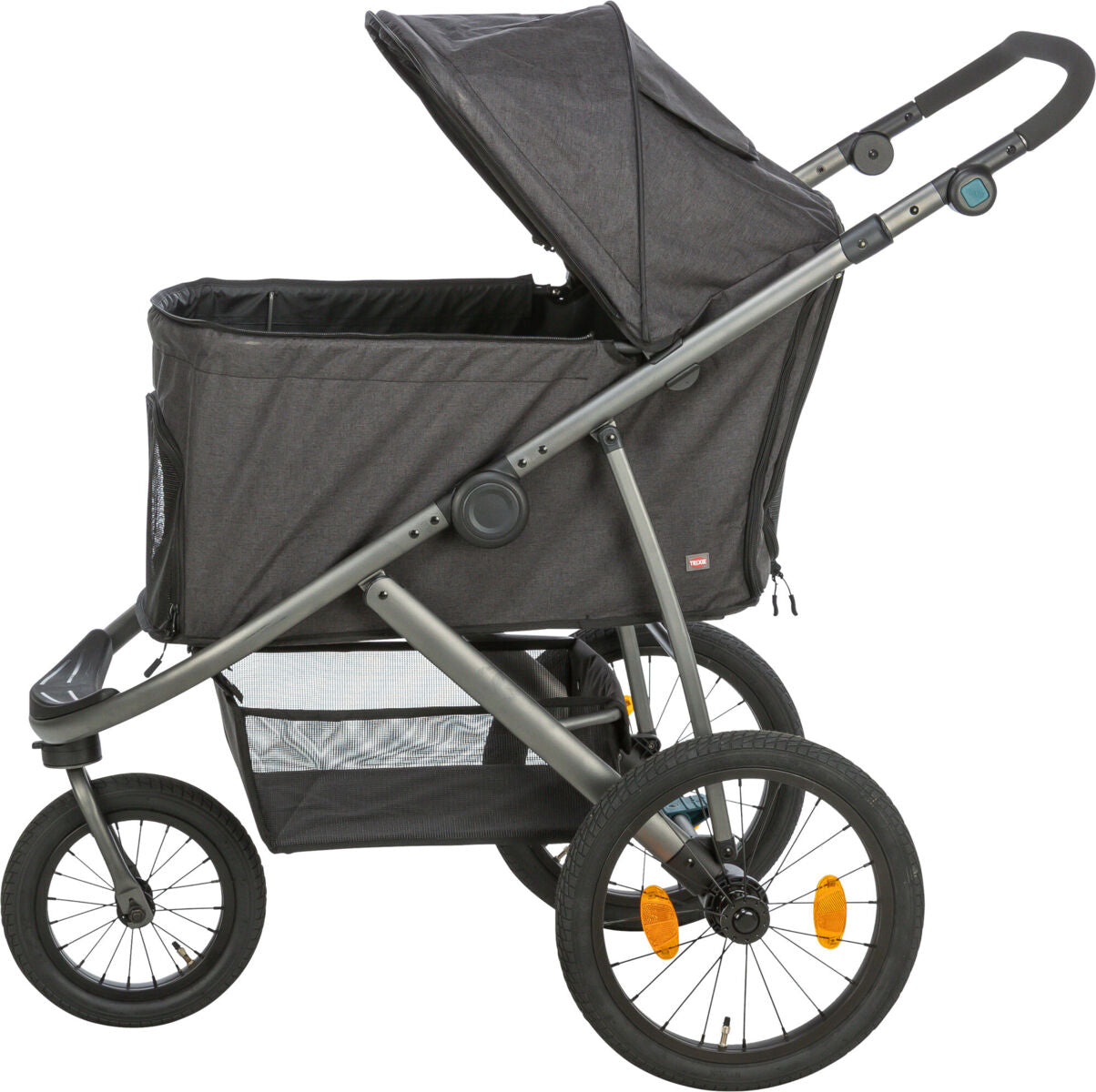 Dunkler Kinderwagen mit drei Rädern und klappbarem Verdeck, seitlich sichtbar auf grauem Gestell.