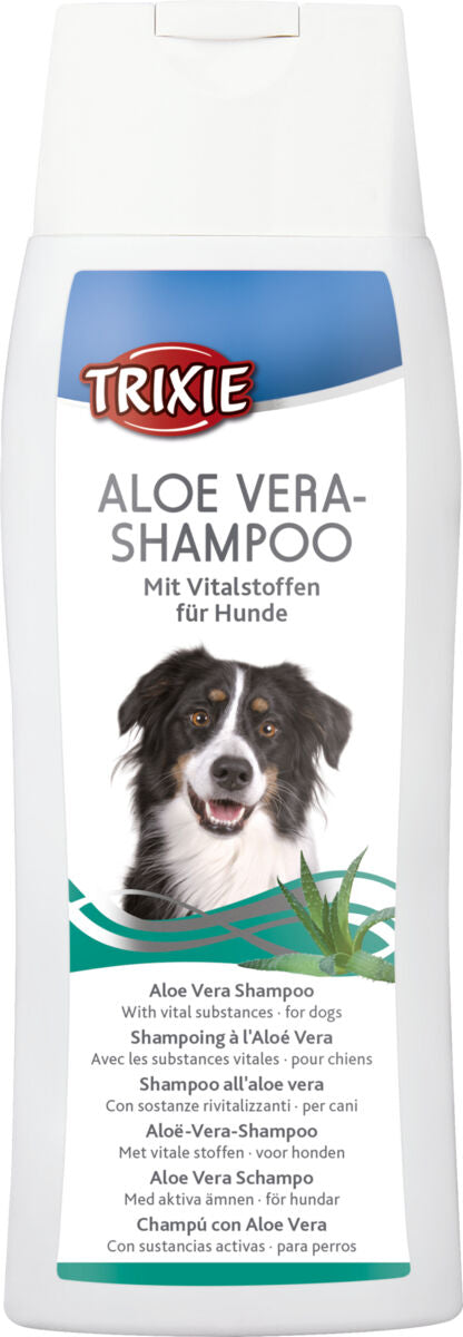 Shampooflasche mit Aufschrift "Aloe Vera Shampoo mit Vitalstoffen für Hunde", ein Hund und Aloe Vera sind abgebildet.