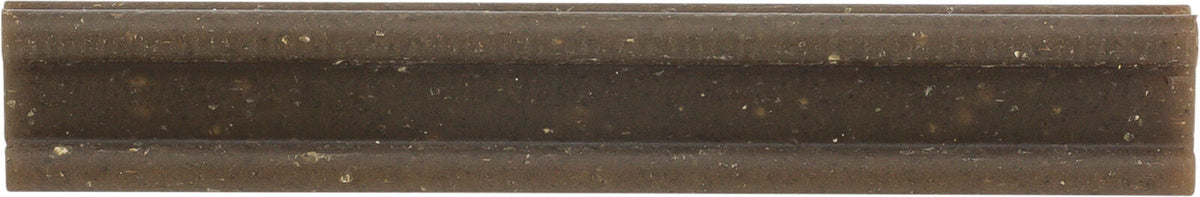 Länglicher, brauner Riegel mit gleichmäßiger, flacher Oberfläche und feinen, hellen Sprenkeln.