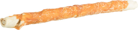 Langer, mit orange-brauner Substanz überzogener Kausnack auf weißem Hintergrund.
