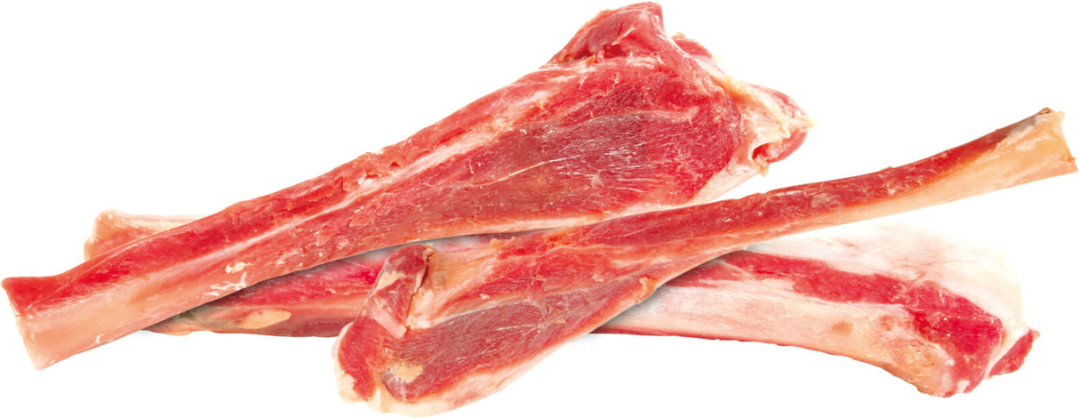 Drei rohe Fleischknochen mit rotem Fleisch und weißem Fett vor weißem Hintergrund.