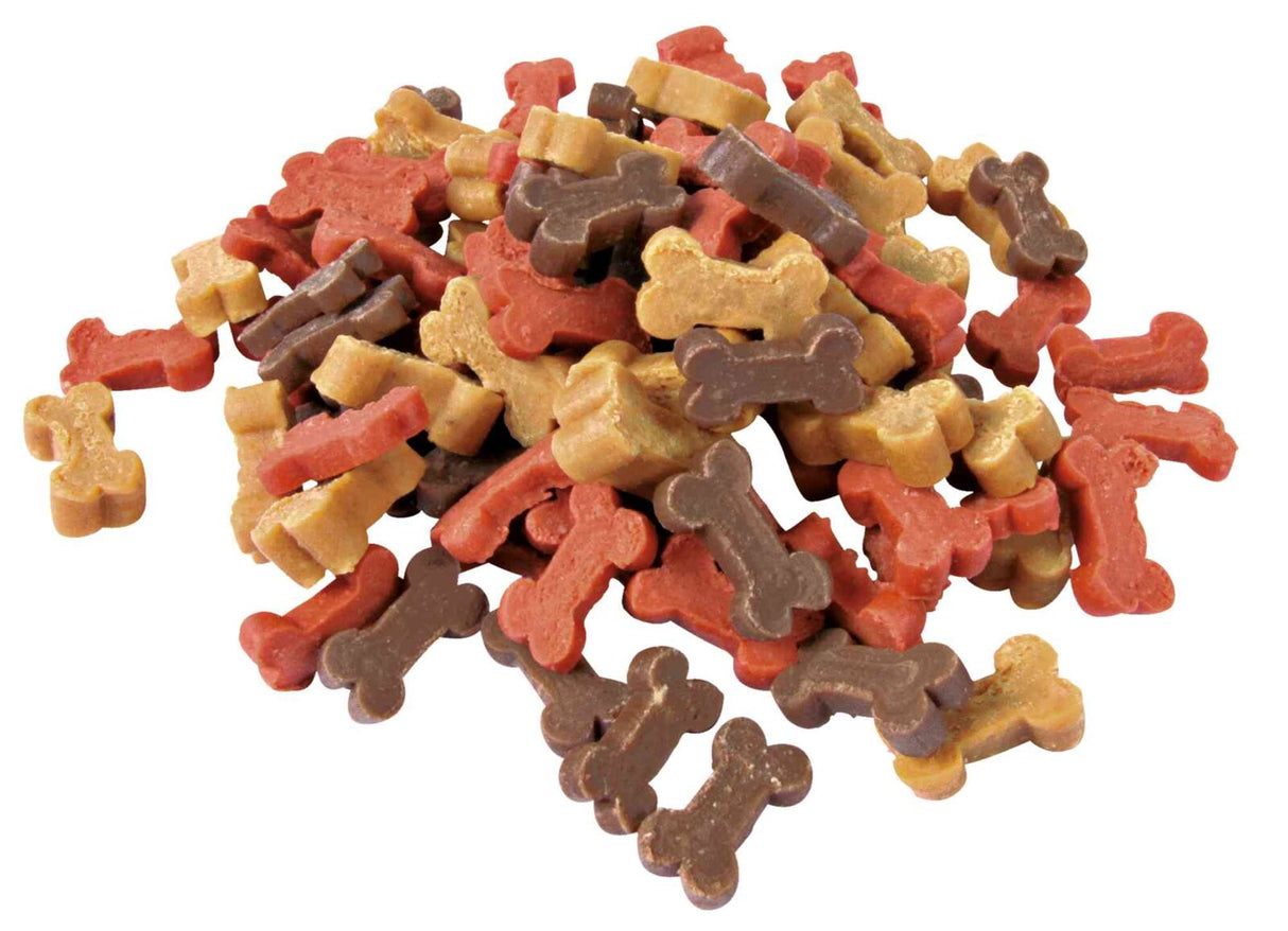 Ein Haufen von kleinen Hundeknochen-Leckerlis in den Farben Rot, Braun und Beige.