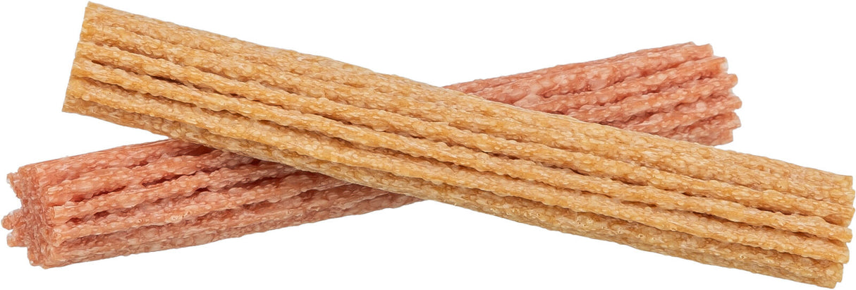 Zwei übereinandergelegte, beige-rötliche, längliche Snacks mit geriffelter Struktur.