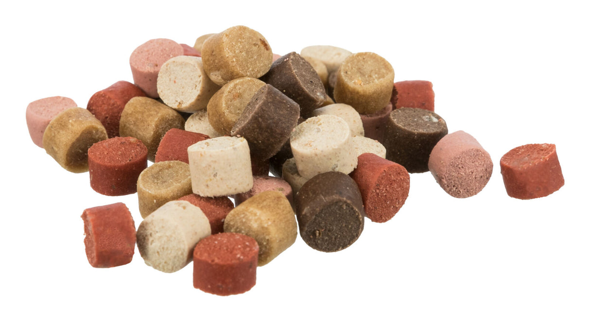 Eine Vielzahl runder, bunter Snackstücke in verschiedenen Farben, darunter Rot, Braun und Beige, auf weißem Hintergrund.