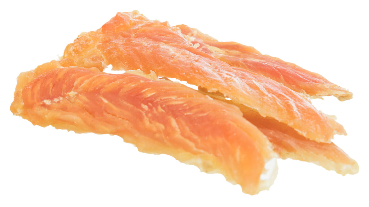 Drei orangefarbene Trockenfleischstreifen auf weißem Hintergrund.