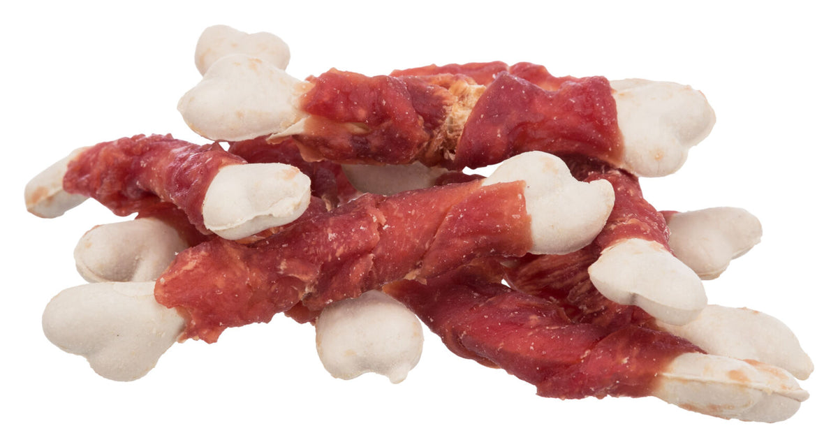 Mehrere weiße Hundekauknochen mit rotem Fleisch umwickelt, auf einem weißen Hintergrund.