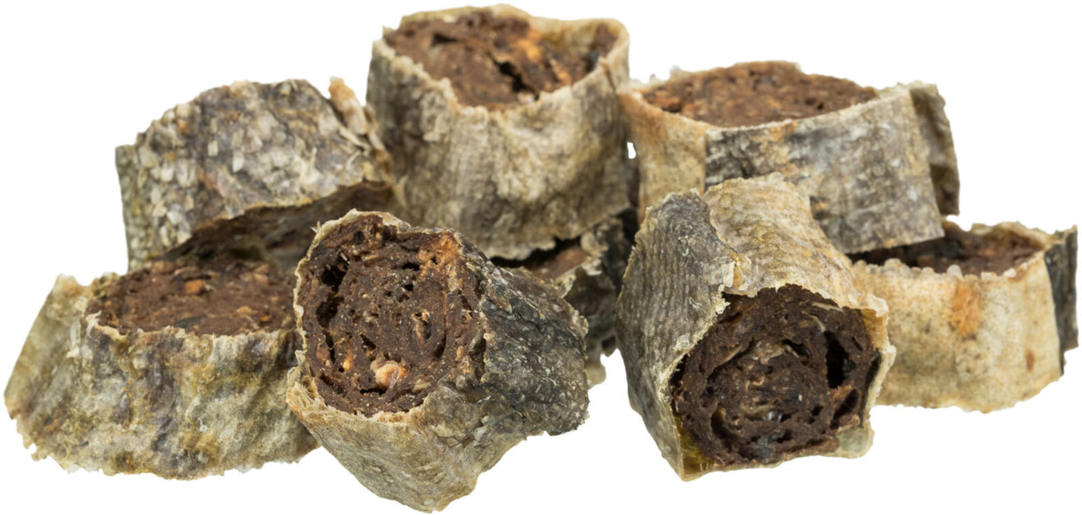 Graumelierender Haufen getrockneter Leckerbissen oder Snacks mit einer rauen, dunklen und texturierten Oberfläche.