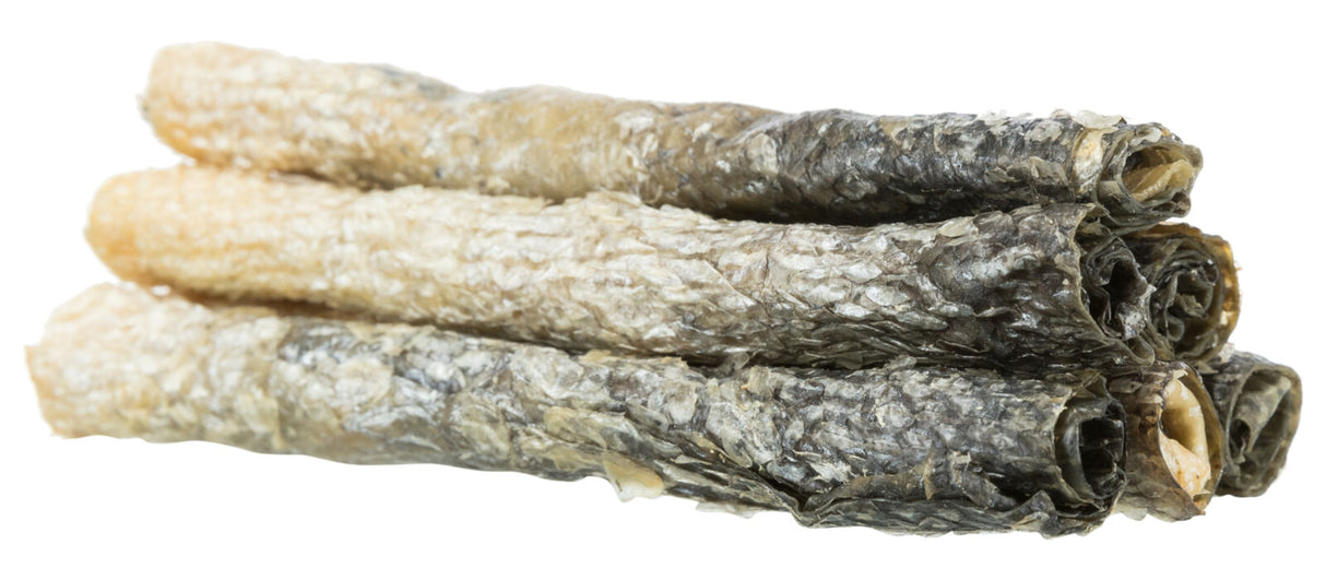 Mehrere zusammengerollte, trockene Fischhaut-Stücke in beigen und grauen Farbtönen auf weißem Hintergrund.
