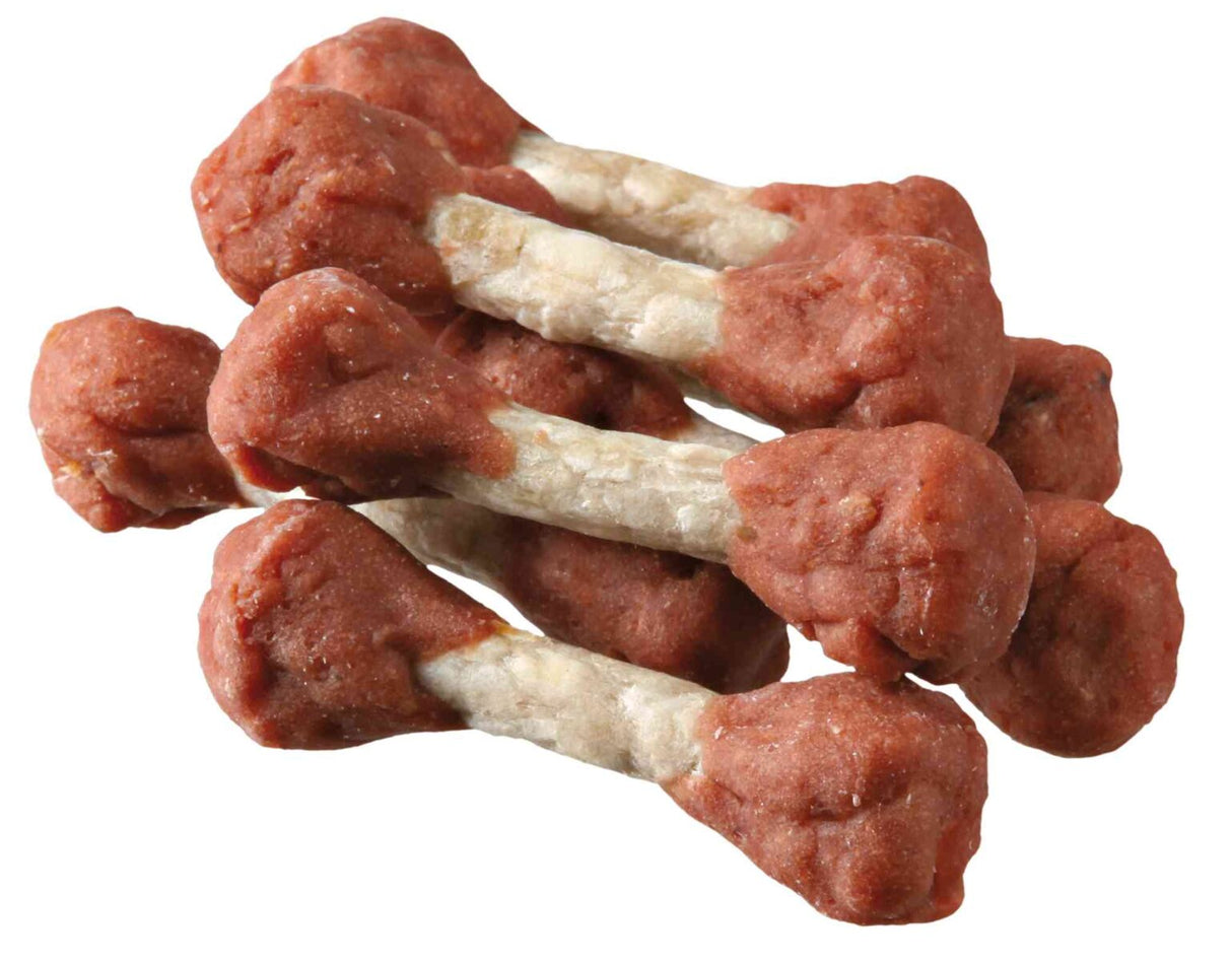 Mehrere rot-braune und weiße knochenförmige Hundekauknochen aus einem Material mit fleischähnlicher Struktur.