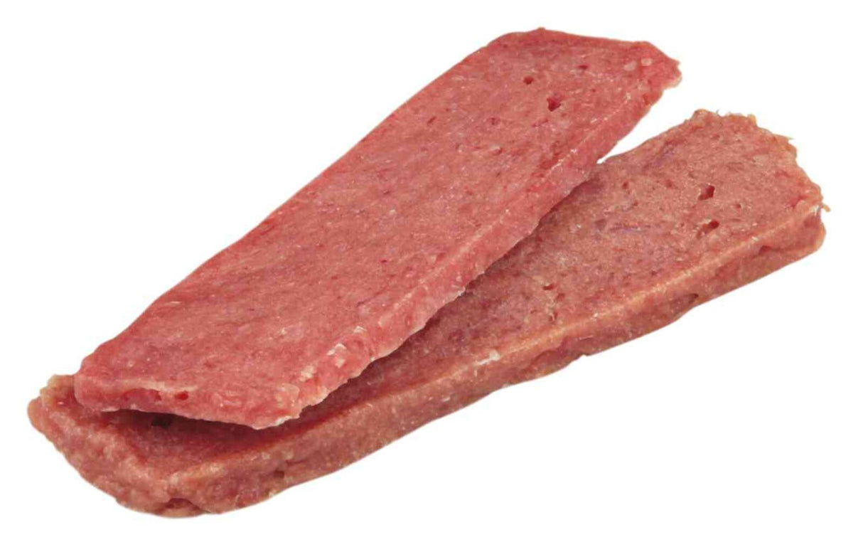 Zwei längliche, rote Fleischstücke sind übereinander gestapelt und auf weißem Hintergrund sichtbar.
