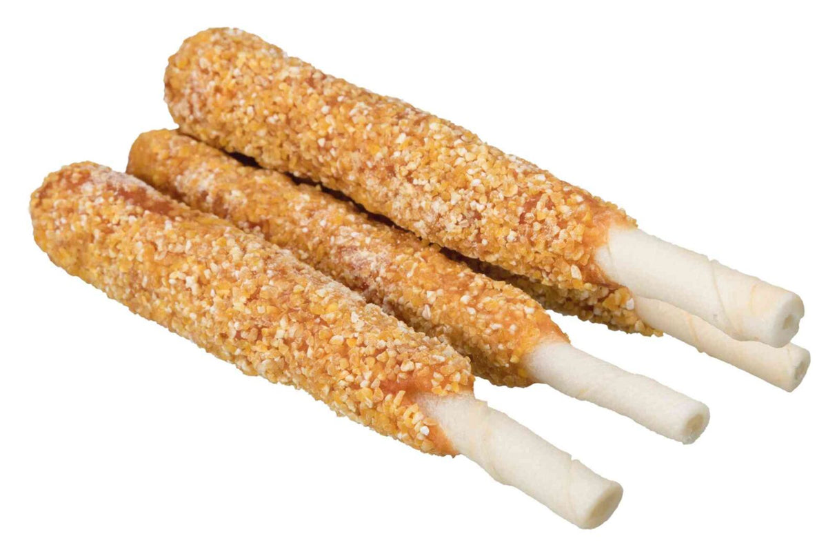 Drei knusprige, beige-gelbe, längliche Sticks auf weißem Hintergrund, mit körniger Textur umhüllt.
