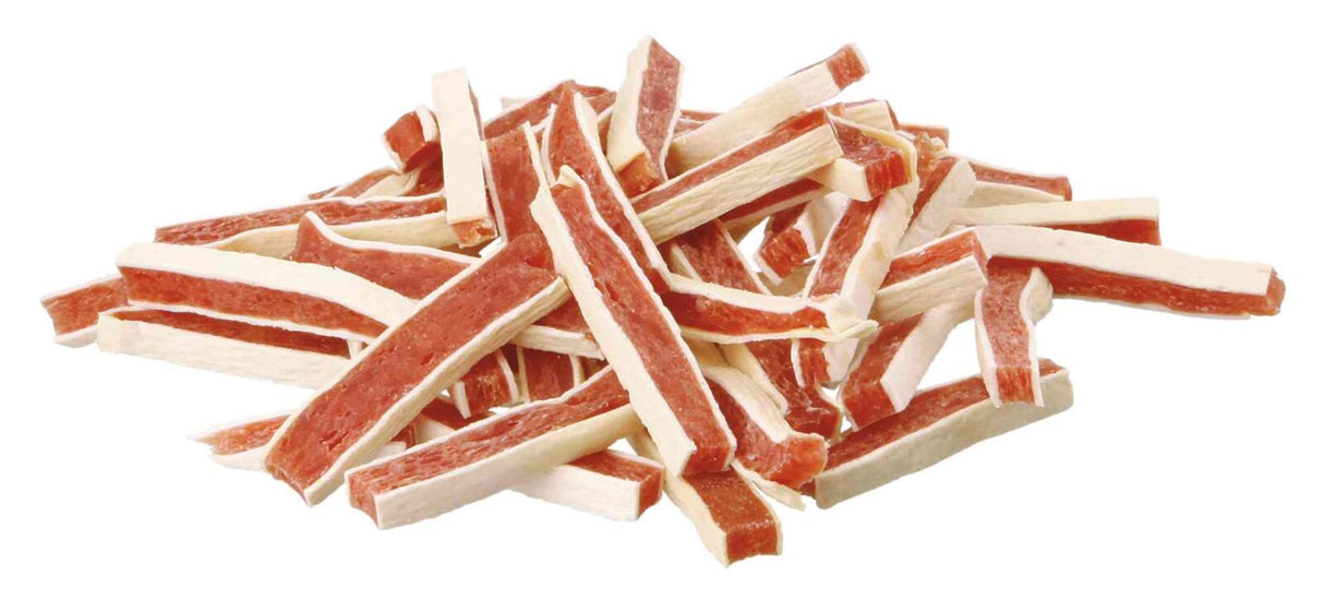 Ein Stapel mit länglichen Streifen in Rot und Weiß, die aussehen wie Snacks oder Leckereien.