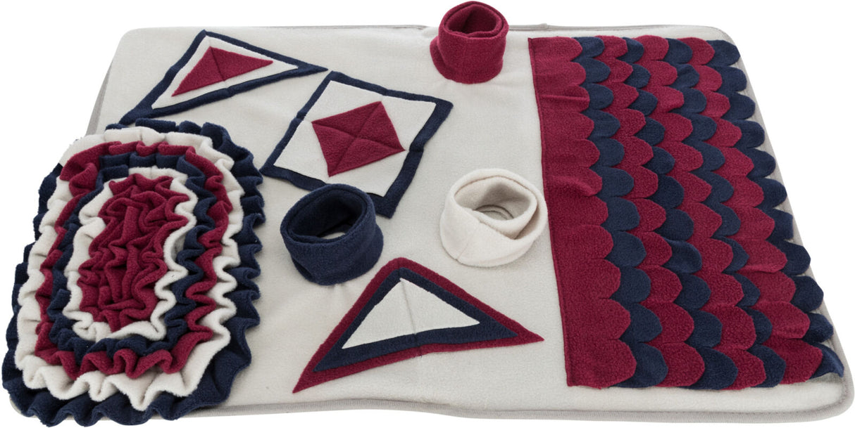 Bunte, strukturierte Spielmatte in Rot, Weiß und Blau mit verschiedenen geometrischen Mustern und Formen.