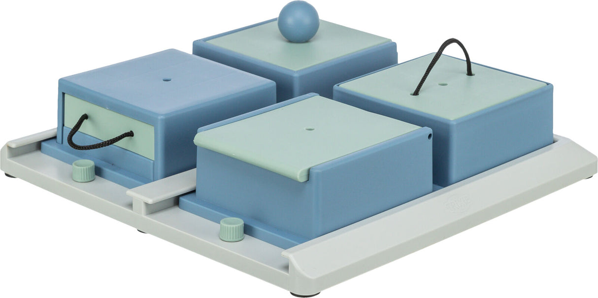 Hellblaues und mintfarbenes Spielzeug mit vier beweglichen Kästen auf rechteckiger Plattform, teilweise mit Seil.