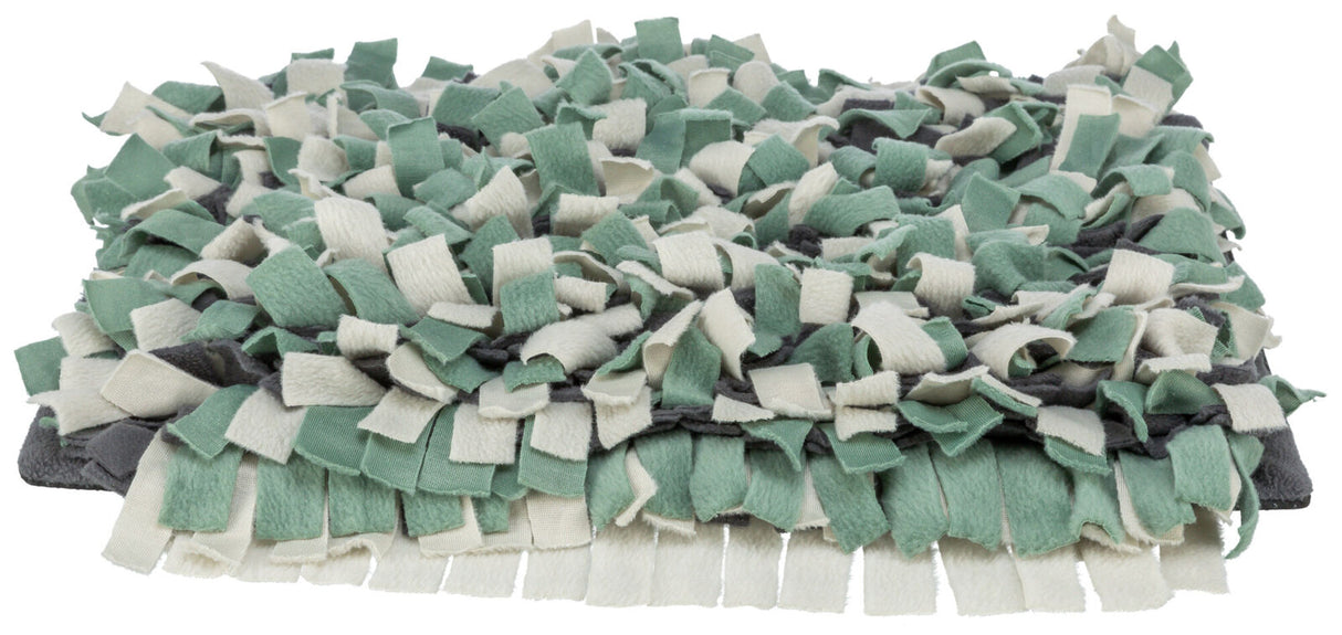 Rechteckige geflochtene Matte aus Stoffstreifen in Grün, Weiß und Grau, weich und flauschig.