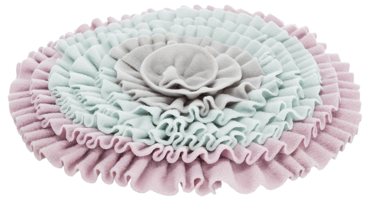 Runde, mehrschichtige, weiche Stoffmatte in Rosa, Hellblau und Grau mit rüschenartigen Strukturen.