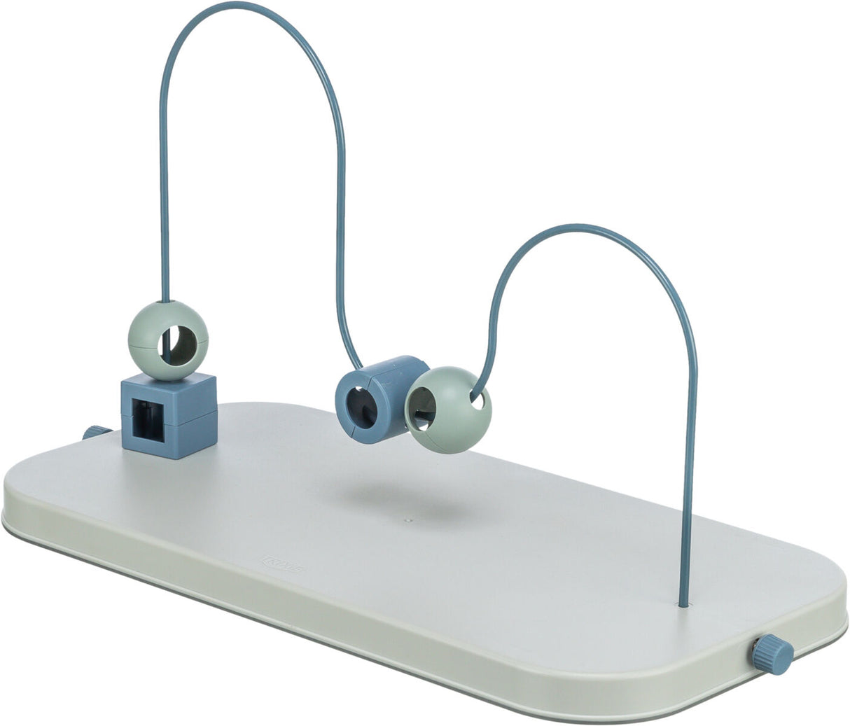 Beiges Spielzeug mit blauen Metallbögen, auf denen sich blaue und grüne Holzkugeln zum Schieben befinden.