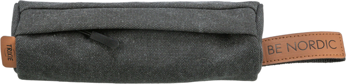 Graue, längliche Tasche mit Klappe und braunem Griff mit "BE NORDIC"-Aufschrift, Text "TRIXIE" an der Seite sichtbar.