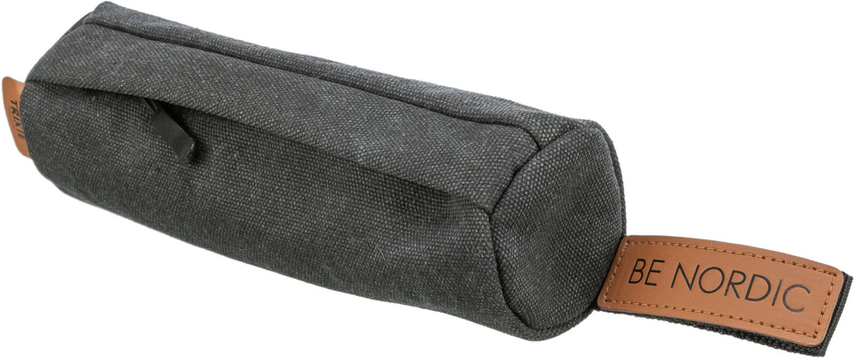 Graue, zylindrische Tasche mit dunkelbraunem Etikett "BE NORDIC" und kleiner Lasche an der Seite.