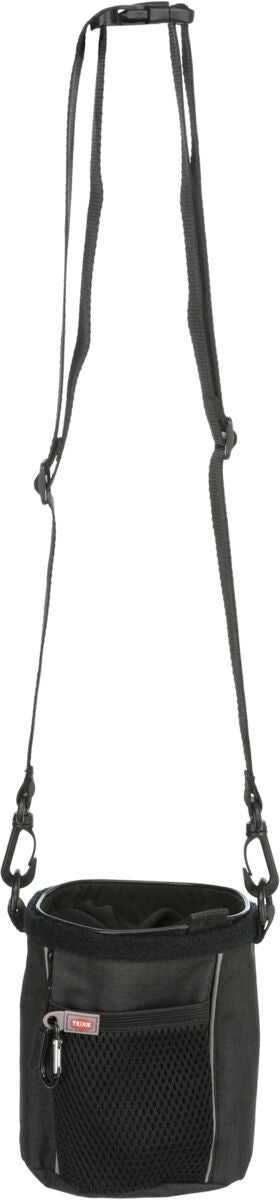 Schwarze Tasche mit verstellbarem Schultergurt, Reißverschluss und Netzfach, Text "TRIXIE" sichtbar.