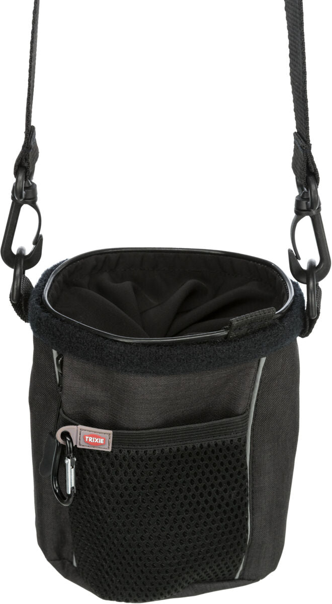 Schwarze Tasche mit Netzfronttasche, Tragegurt und Karabinerhaken.