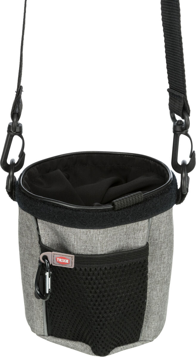 Grauer, zylindrischer Beutel mit schwarzem Netzfach und verstellbarem Schultergurt, kleine rote Trixie-Label.
