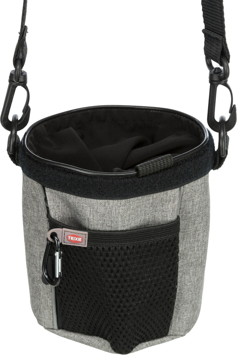 Grauer Beutel mit schwarzem Netzfach, Trageriemen und Karabinerhaken, Label "TRIXIE" sichtbar.