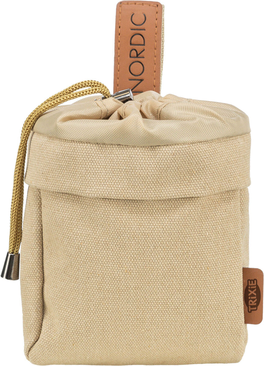 Beige Tasche mit Kordelzug und braunem Etikett, beschriftet mit "NORDIC" und "TRIXIE".