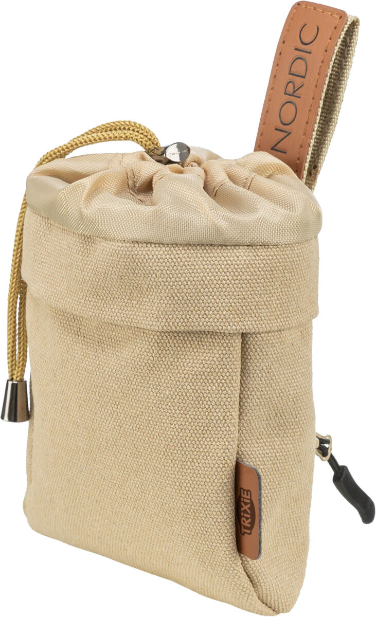 Beige Tasche mit Kordelzugverschluss aus Stoff, Lederetikett mit Aufschrift "NORDIC", seitliches Trixie-Logo.