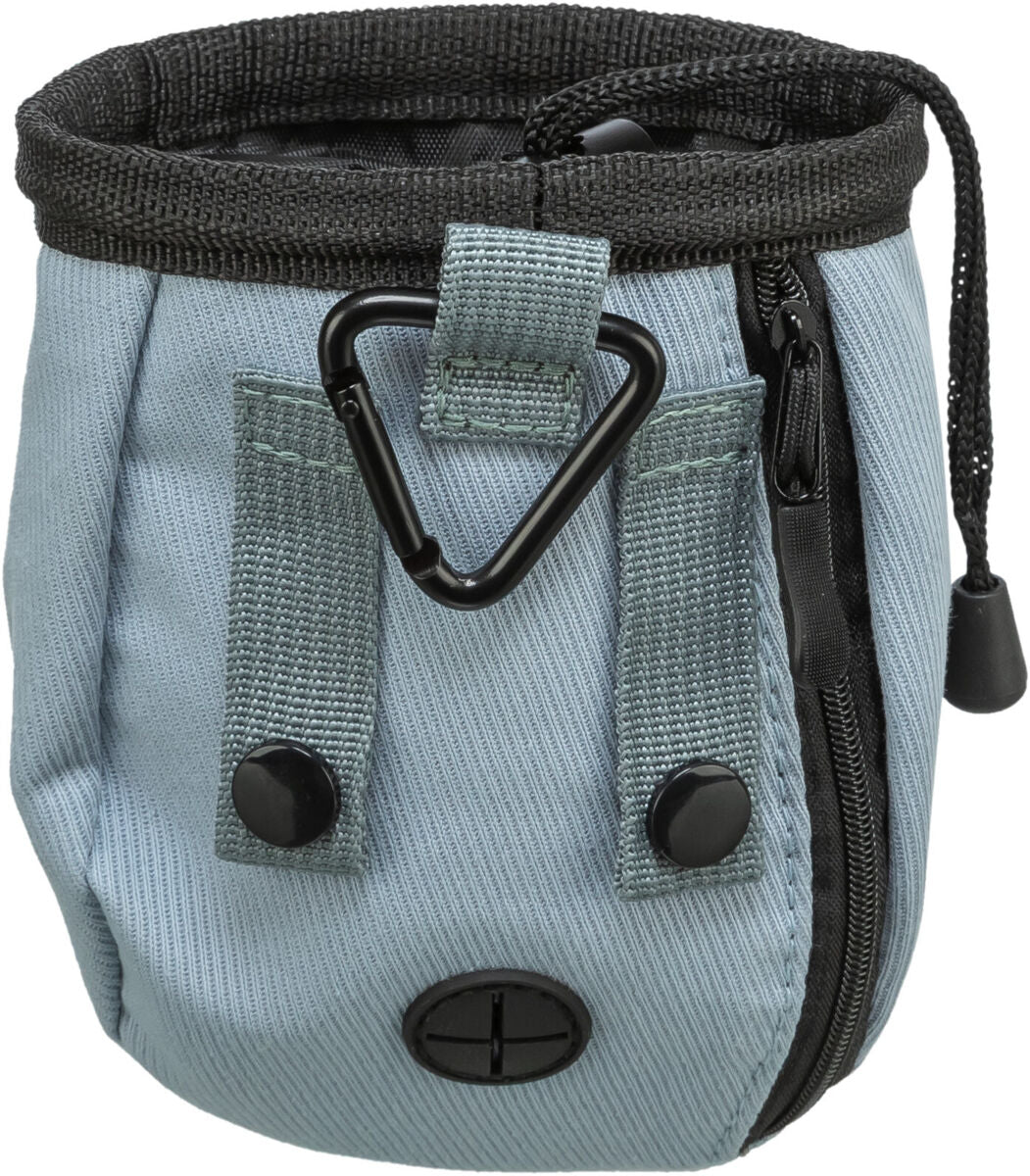 Kleine, hellblaue Tasche mit schwarzem Reißverschluss, schwarzer Kordel oben und D-förmigem Karabiner.