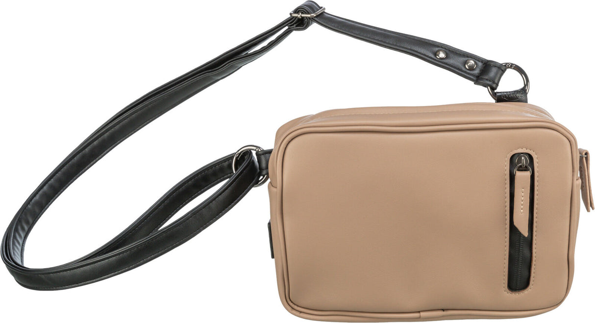 Beige Tasche mit schwarzem verstellbarem Schultergurt und schwarzem Reißverschluss an der Vorderseite.