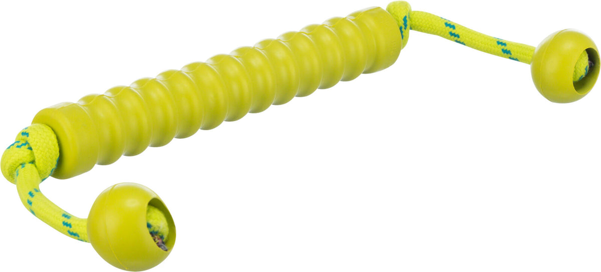 Gelbes Hundespielzeug aus Kunststoff mit geriffelter Oberfläche und zwei Seilknoten an den Enden.