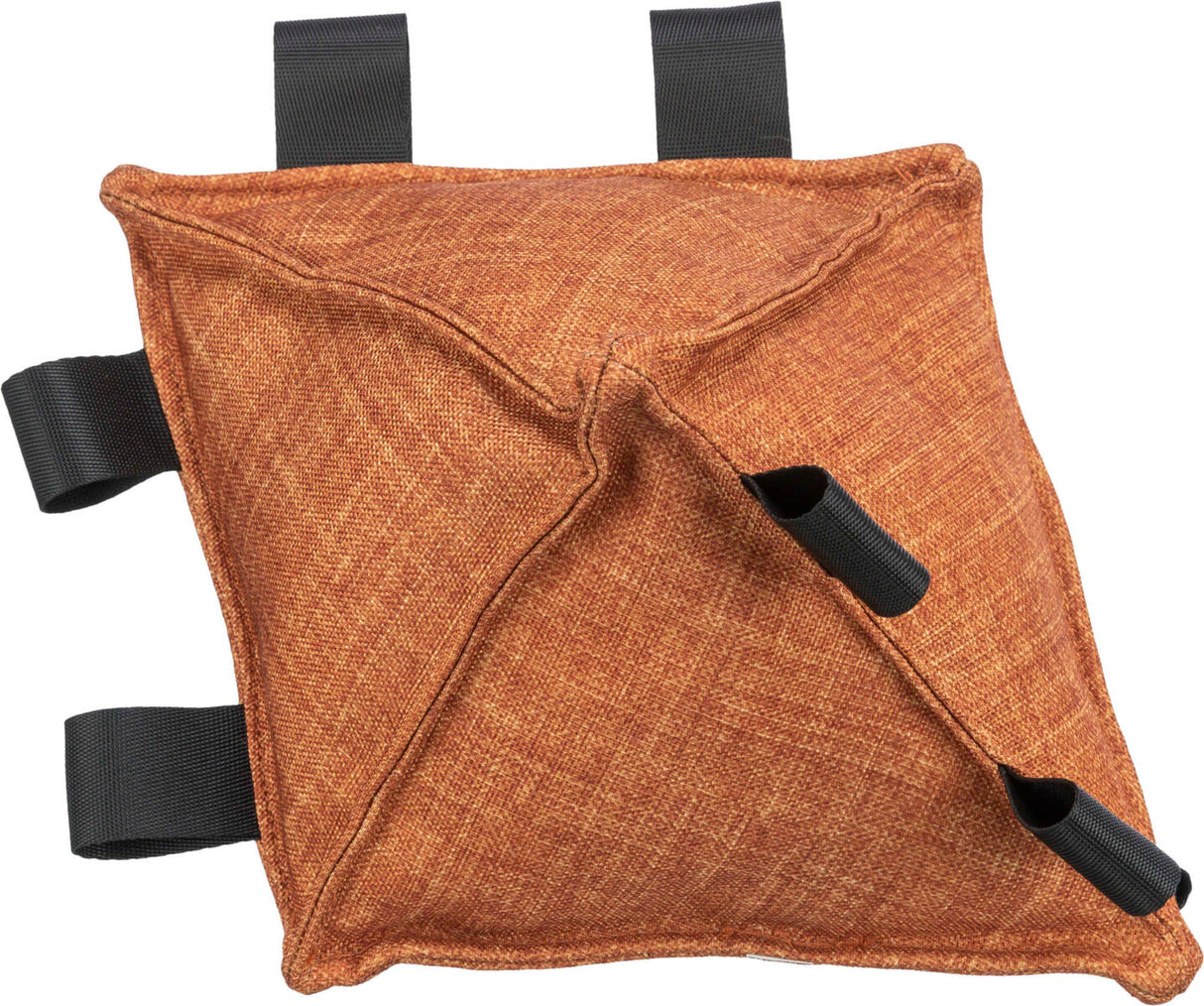 Brauner Stoffgegenstand mit schwarzem Gurt, quadratische Form, deutliche Textur, zwei Schlaufen sichtbar.