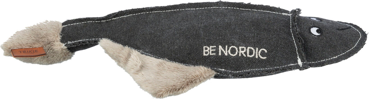 Plüschspielzeug in Fischform, dunkelgrauer Stoffkörper mit beige Plüschschwanz, Schriftzug "BE NORDIC".
