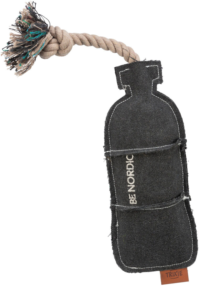Spielzeug für Hunde in Form einer schwarzen Stoffflasche mit Seilknoten, eingesticktem „BE NORDIC“ Text.