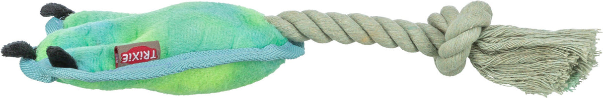 Grünes Hundespielzeug aus Stoff und Seil mit Plüschanteil und angenähtem Etikett.