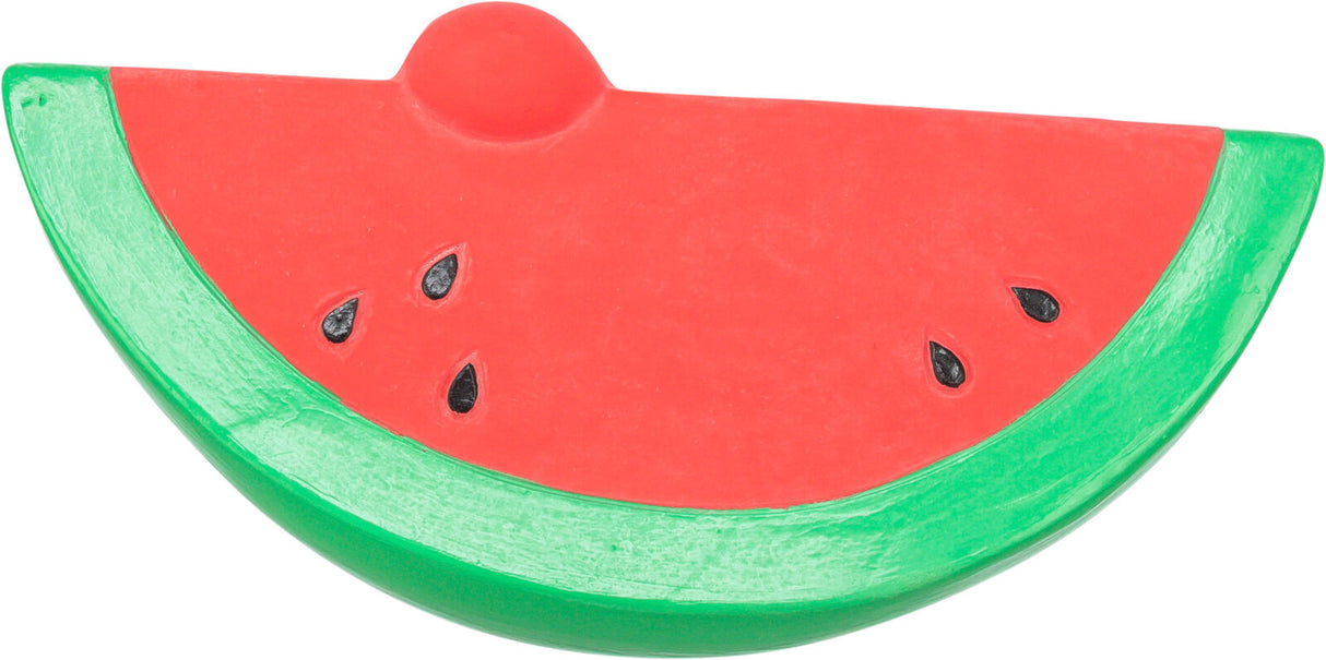 Rotes und grünes, halbrundes Objekt in Form einer Wassermelonenscheibe mit schwarzen Tropfen.