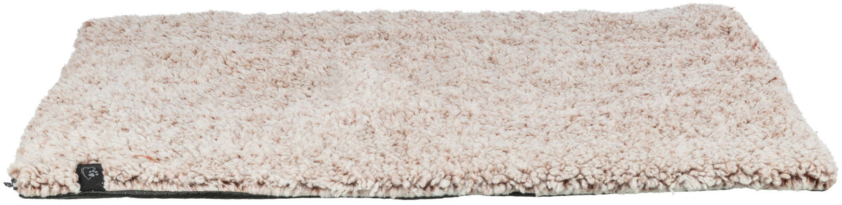 Rechteckige, flauschige, beige Matte mit strukturierter Oberfläche und schwarzem Label an der Ecke.