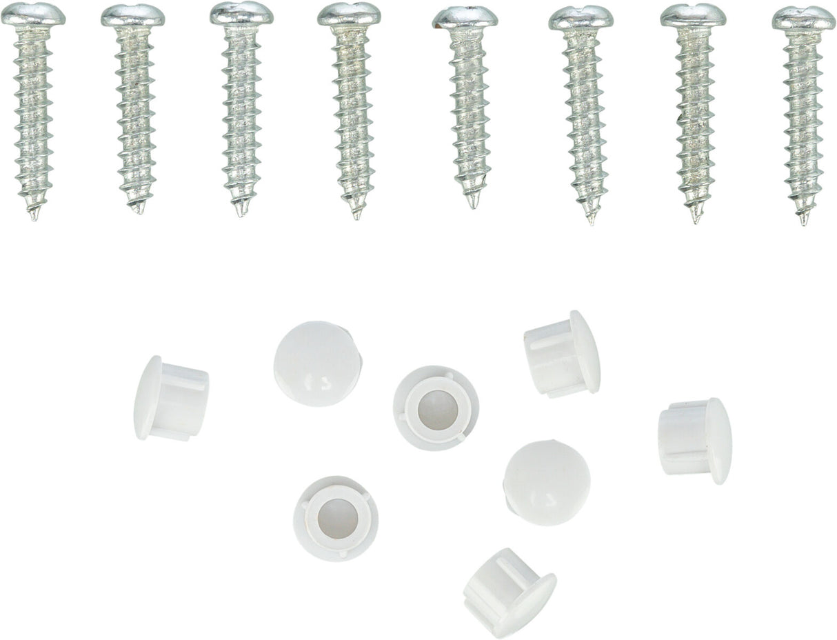 Acht silberne Schrauben und sieben weiße Kunststoffkappen auf weißem Hintergrund.