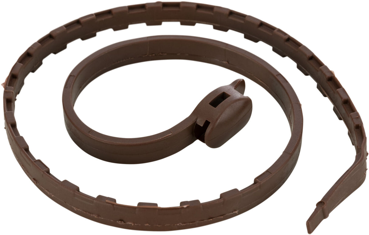 Braunes, flexibles Kunststoffband mit einer Schnalle, ähnlich einem Kabelbinder, spiralförmig aufgewickelt.