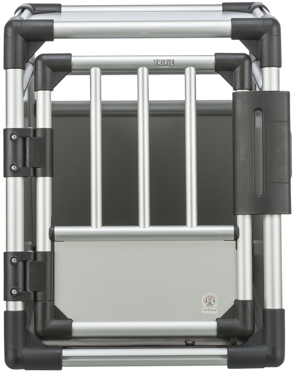 Silberne Hundetransportbox mit schwarzen Ecken und einem Gitter aus vertikalen Stäben, die das Logo "TRIXIE" zeigt.