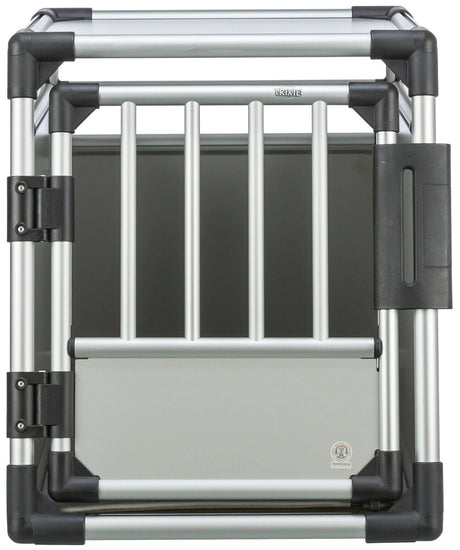 Transportbox aus silbernem Metall mit schwarzen Kunststoffverbindungen und Gittertür; Markentext "Trixie" sichtbar.